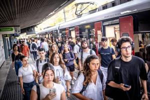 Volquetes de alumnos salen de los vagones de un tren de FGC en la parada de Universitat Autònoma, el viernes por la mañana