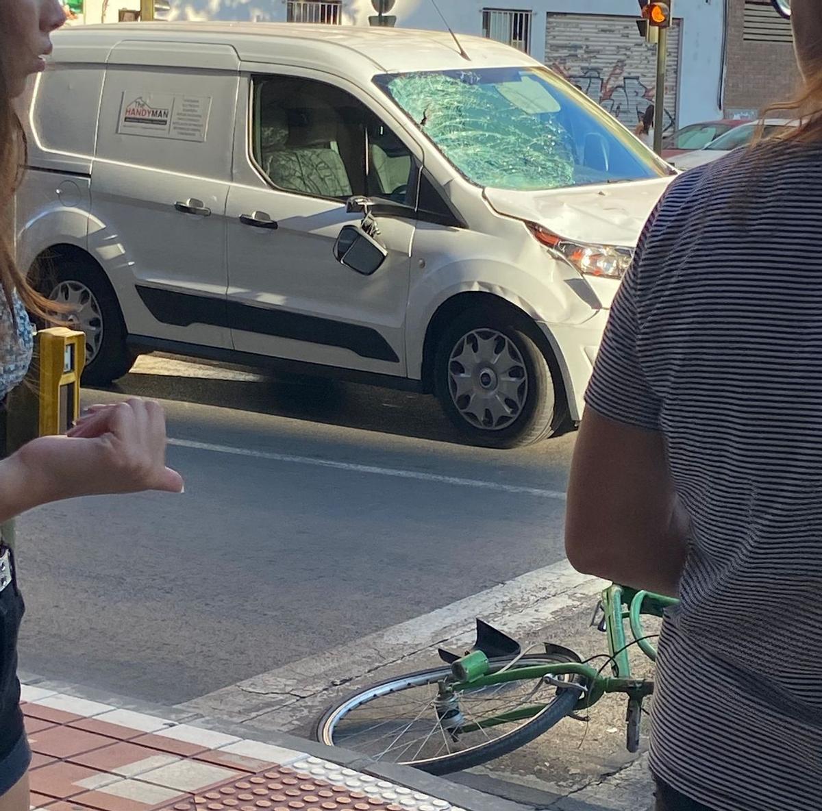 Imagen de la furgoneta y la bicicleta implicadas en el accidente.