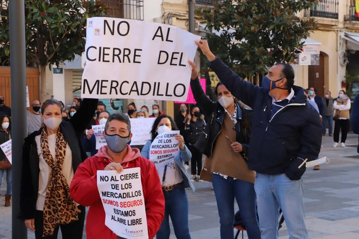 El comercio ambulante protesta ante el Ayuntamiento por el cierre de los mercadillos