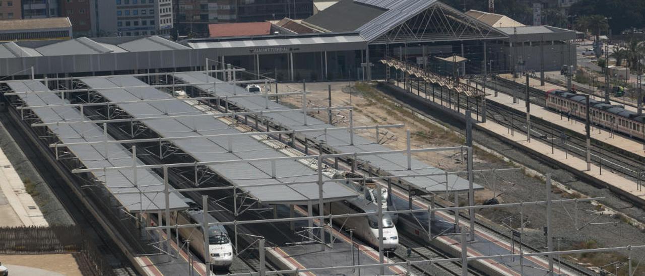 Dos trenes AVE en la estación de Alicante-término, que seguirá siendo la infraestructura central de los convoyes que llegan a Alicante, al menos hasta 2029.