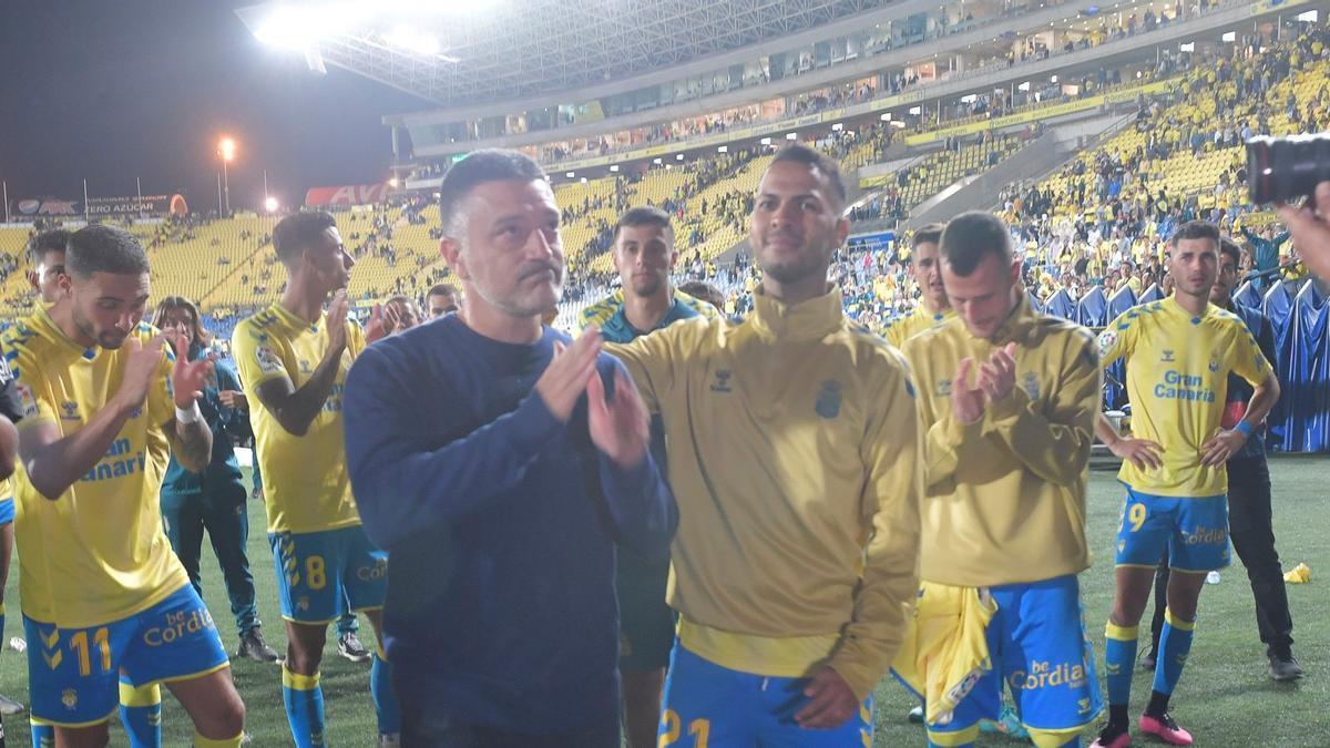 Pimienta, junto a Viera, tras caer ante el Tenerife.