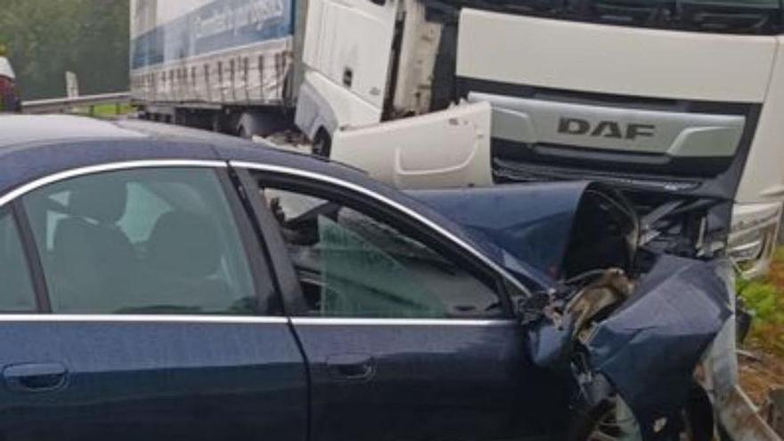 Fallece una mujer tras colisionar con su coche contra un camión en Frades