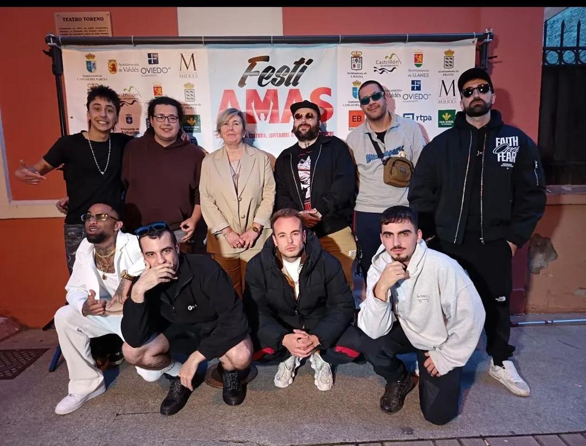 Foto de familia de los participantes en la primera semifinal con la concejala canguesa Carmen Rodríguez.