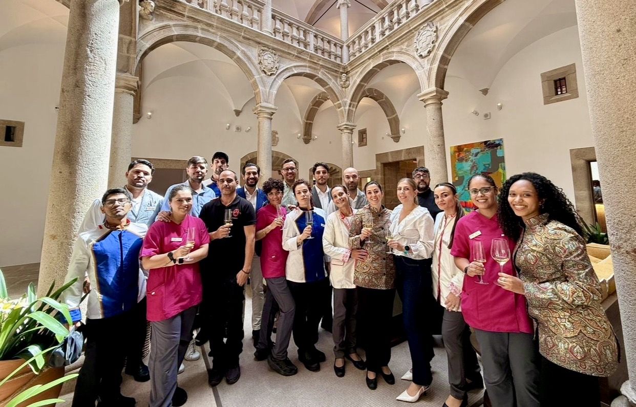 El actual staff del Hilton de Godoy, en el claustro del palacio.