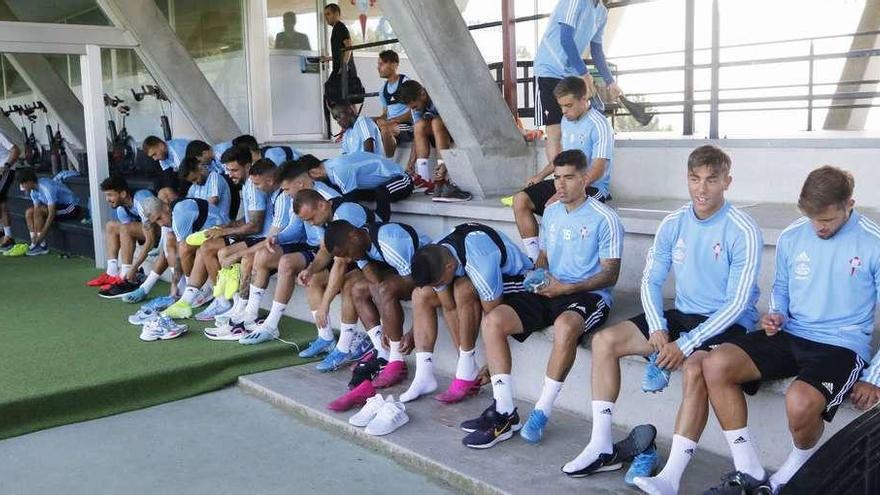 Los jugadores del Celta se calzan para realizar unos ejercicios en A Madroa. // Alba Villar