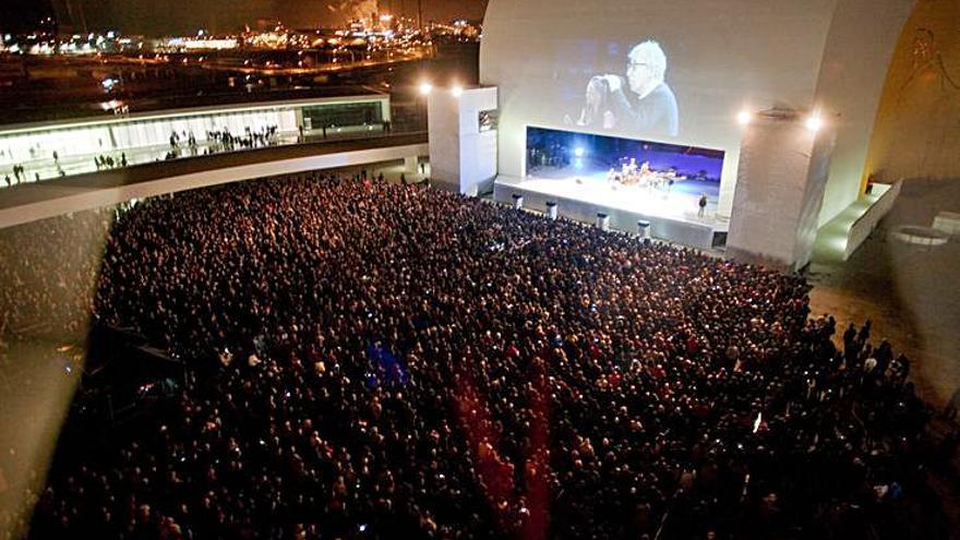 EL RESURGIR DE LA RÍA. El 25 de marzo de 2011 Avilés alcanzaba otro de sus hitos culturales: la inauguración del Centro Niemeyer, al son del clarinete de Woody Allen. Tiempo después se convirtió en el “caso Niemeyer”, pero el complejo de la ría puso a Avilés en el mapa