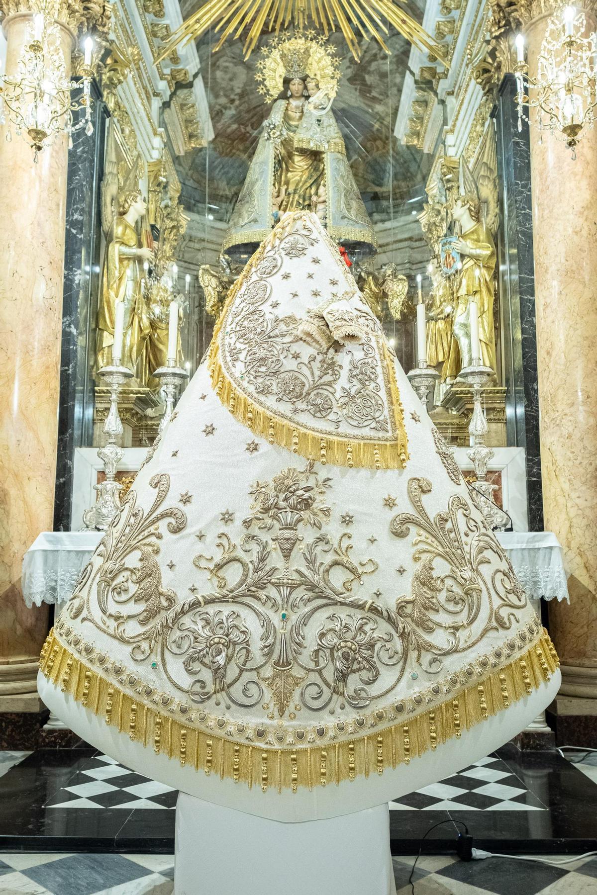 El manto, al completo, con la imagen original detrás