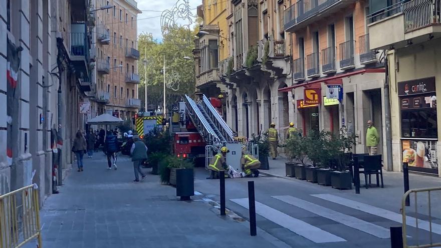 Cau un tros de la cornisa d&#039;un edifici modernista del centre de Figueres