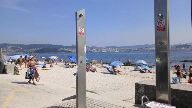 El Concello cortó las duchas de las playas a finales de la semana pasada. | SANTOS ÁLVAREZ