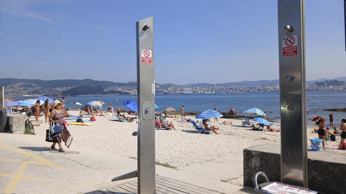 El Concello cortó las duchas de las playas a finales de la semana pasada. | SANTOS ÁLVAREZ