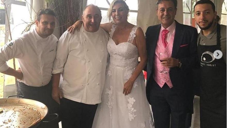 José Ribagorda y Loles Silva con los chefs que elaboraron el arroz a la zamorana durante su boda.