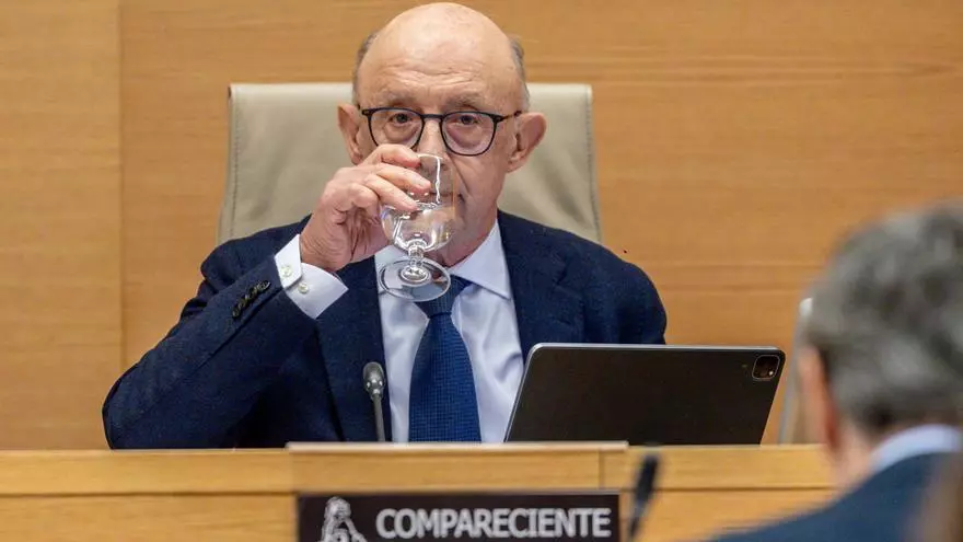 Duros enfrentamientos con Montoro en la comisión que investiga la ‘operación Cataluña’