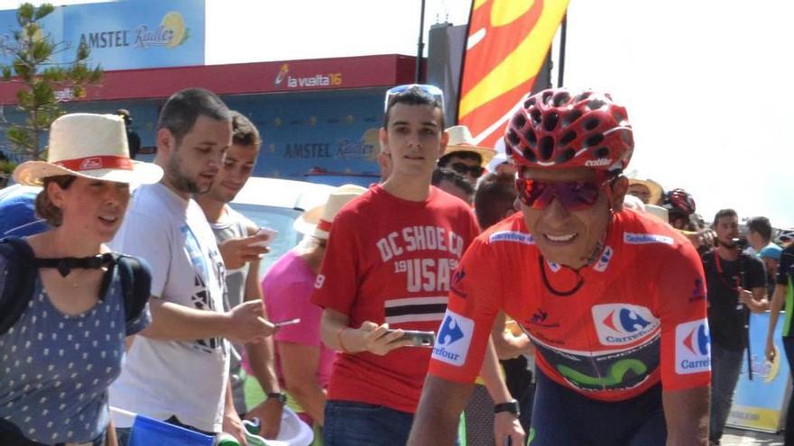 Nairo Quintana, con el maillot de líder de la Vuelta a España, el año pasado en Colunga.