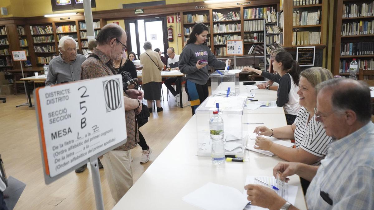 Una imatge de les votacions de diumenge a Manresa