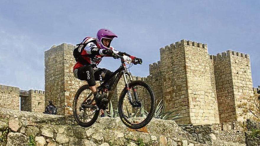 Cien ciclistas demostrarán su destreza y velocidad el día 17