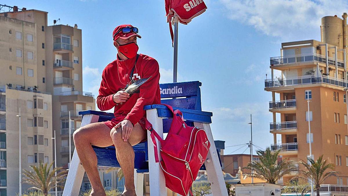 La playa de Gandia abrió sus servicios el 15 de marzo. Arriba, un socorrista de Cruz Roja.  | VISIT GANDIA