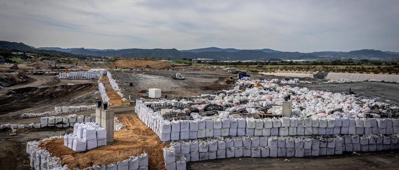 Bolsas con cenizas de incineración de residuos y amianto, en el vertedero de residuos peligrosos de Castellolí.