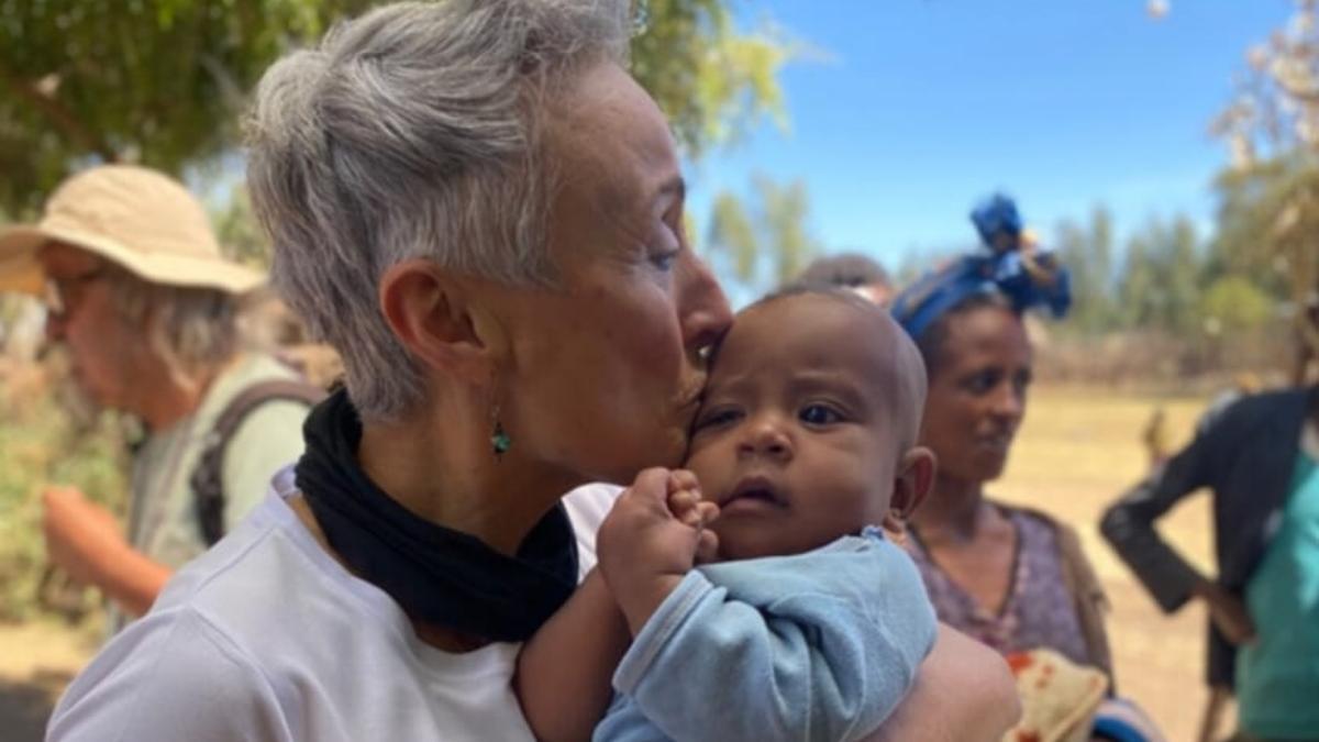Mari Olcina besa a un niño en Etiopía.