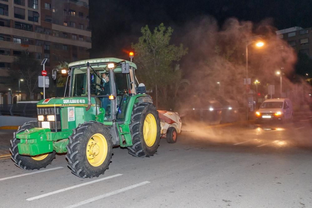 Un tractor pulveriza Mislata durante la noche