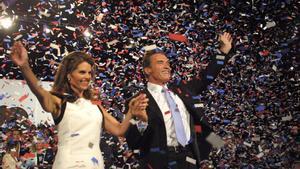 Arnold Schwarzenegger y su esposa, Maria Shriver, en un acto de campaña en Los Ángeles, en octubre de 2003.