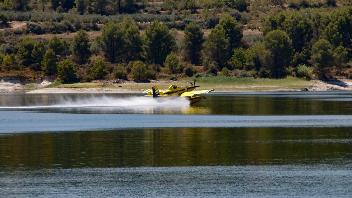 Un hidroavión recoge agua para extinguir el incendio, esta semana.