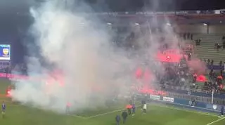¡Crisis total! Aficionados y jugadores del Troyes se enfrentan tirándose bengalas