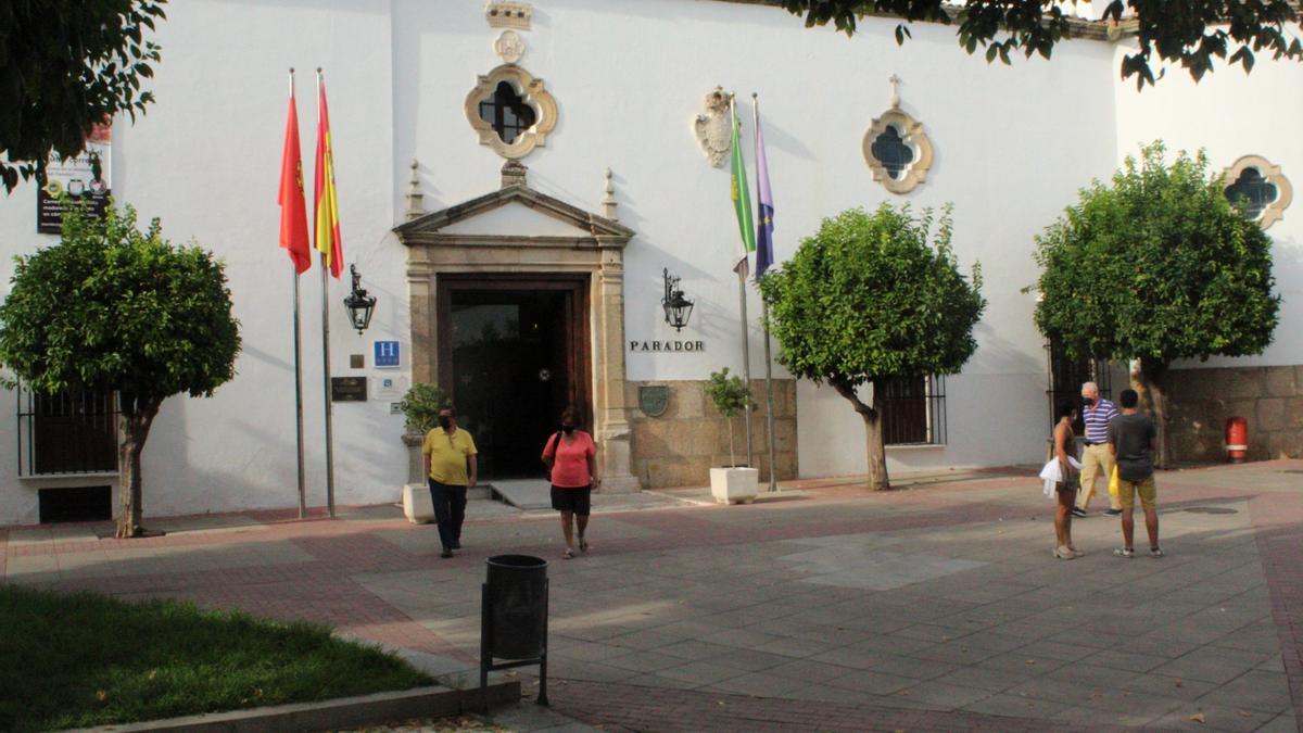 Los turistas paseando por las inmediaciones del hotel Parador, ayer en Mérida.