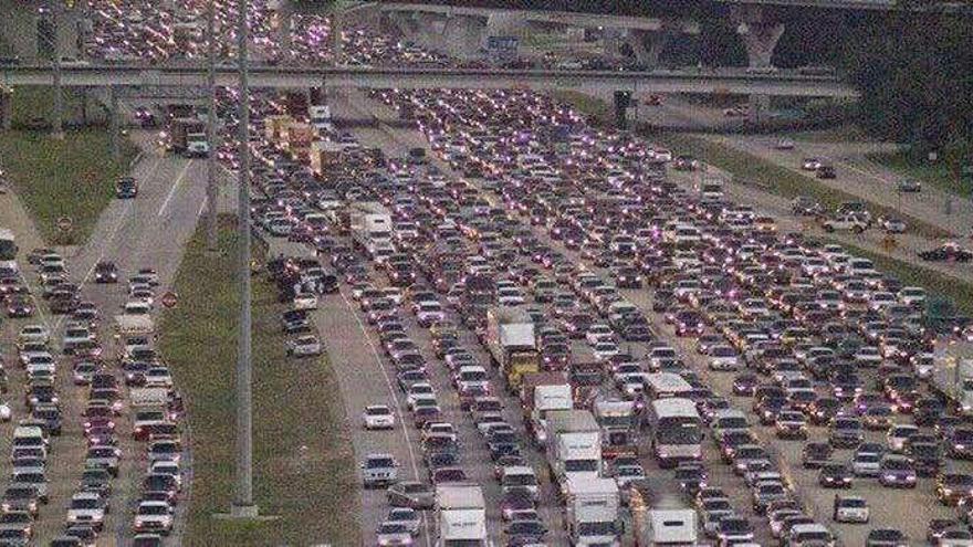 Atasco a la salida de Miami, Florida, con miles de automovilistas intentando escapar del huracán &quot;Irma&quot;.