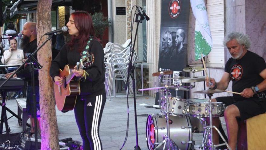 La banda Terapia e Grupo ofrece un concierto en Rosalía de Castro