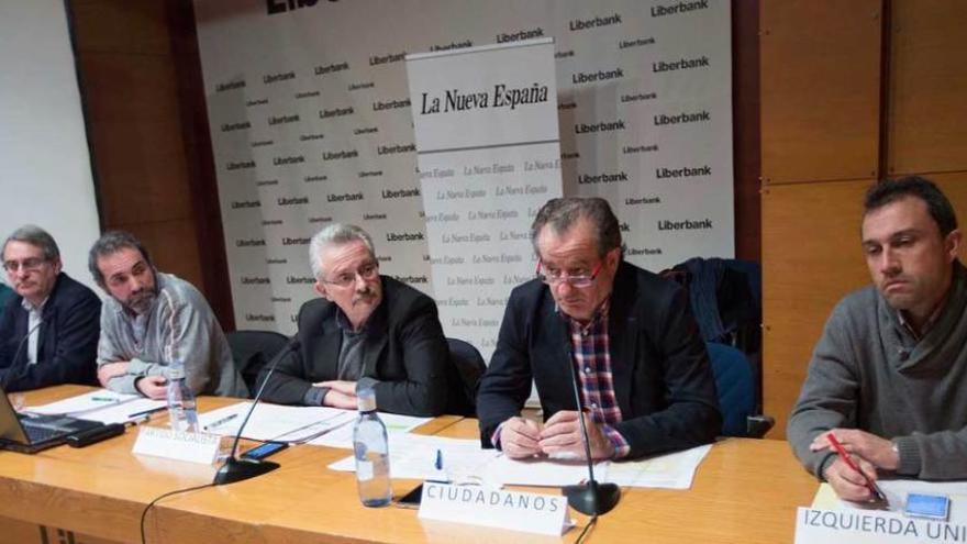 De derecha a izquierda, Ovidio Zapico, Nicanor García, Antonio Trevín, Carlos García, Ramón G. Cañal y Héctor Piernavieja, durante el debate.