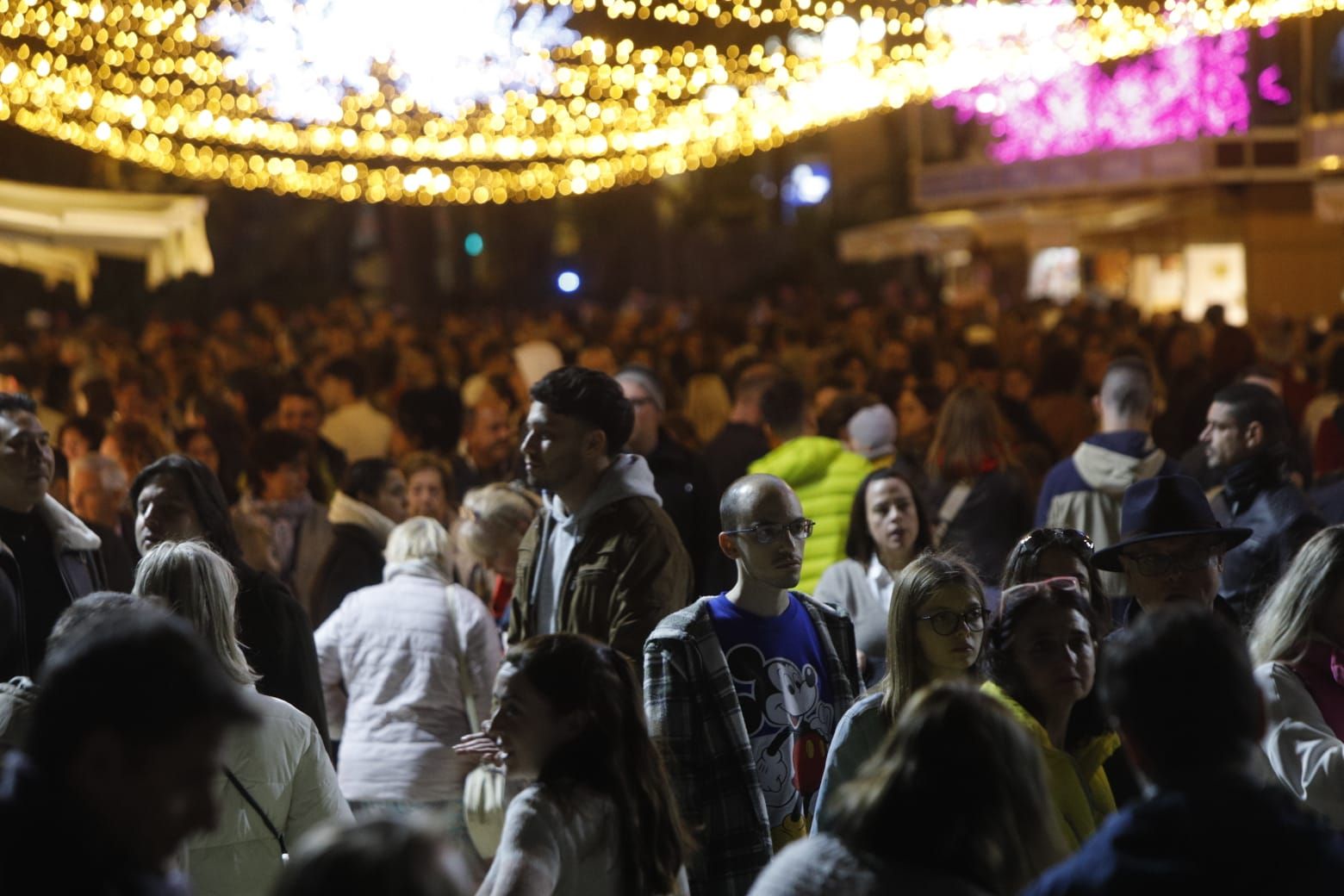 El turismo y las compras navideñas llenan las calles de València