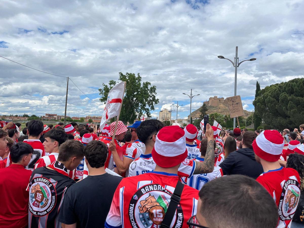 La 'Banda Piló', afición del Monzón, acompaña al equipo antes del partido ante el Cuarte.