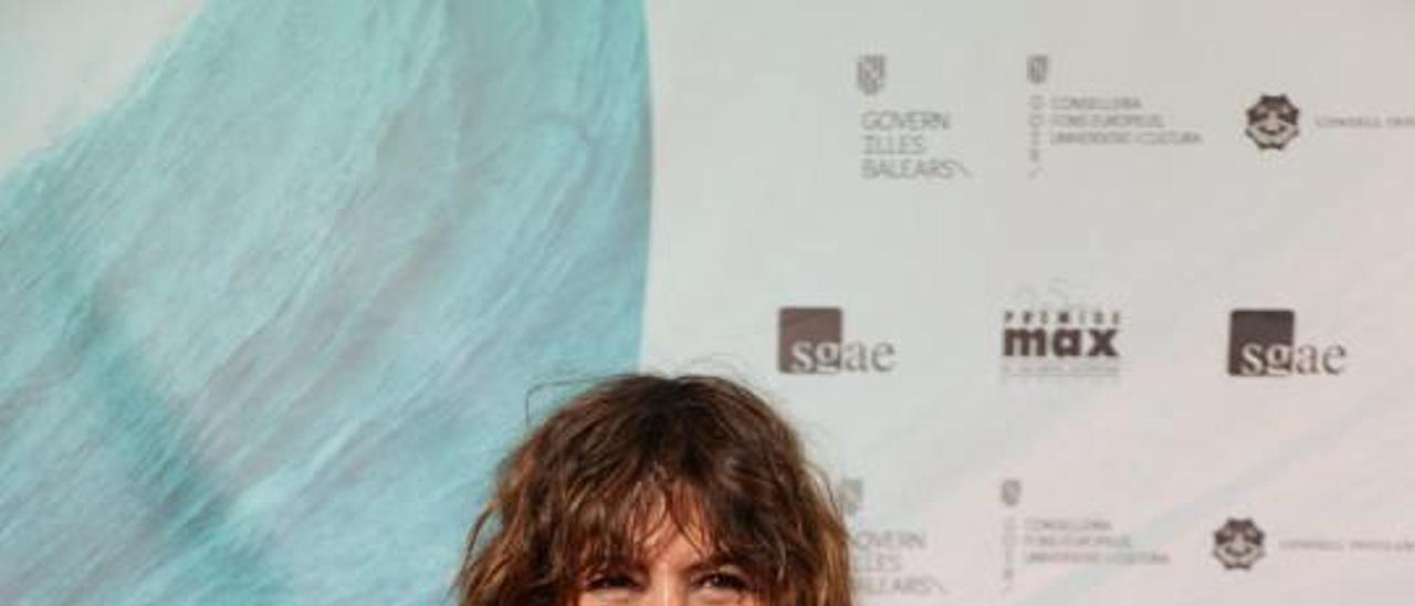 Sandra Ferrús sosteniendo su galardón en la gala de los Premios Max 2022 | LEVANTE-EMV