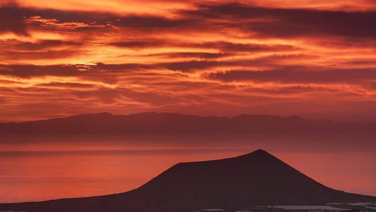 Amanecer este jueves en Tenerife, con Gran Canaria al fondo.