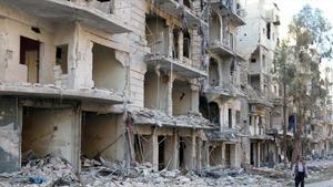 Un hombre camina entre las ruinas de edificios destruidos en el barrio de Al Sukari, en Alepo (Siria), el 19 de octubre.