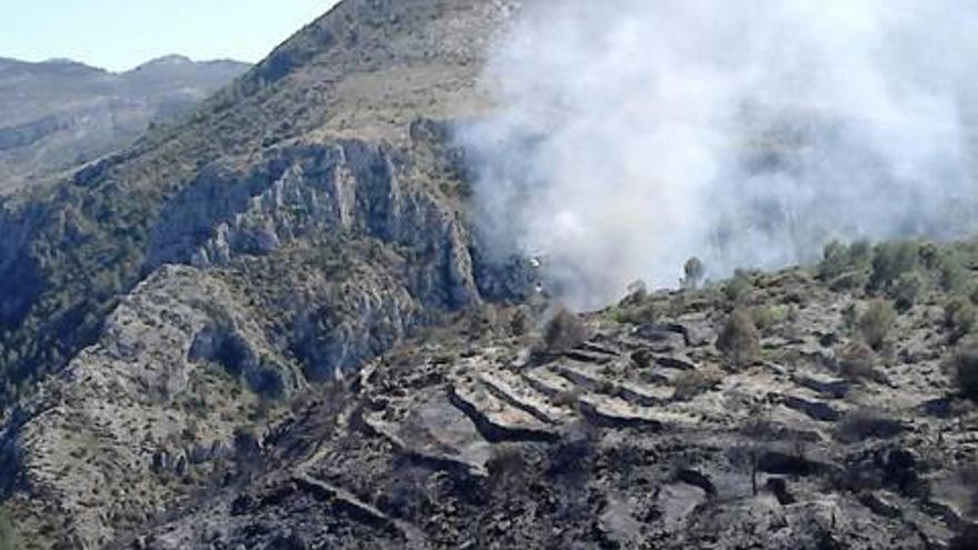 Columna de humo en el rebrote del incendio de la Vall d&#039;Ebo.