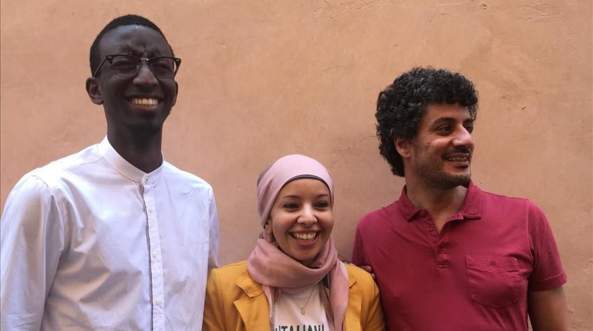 Ian Elly Ssali Kiggundu,  Marwa Mahmoud y Mohamed Abdalla Tailmoun (de izquierda a derecha), jóvenes que se han organizado para reclamar el derecho a tener la nacionalidad italiana.
