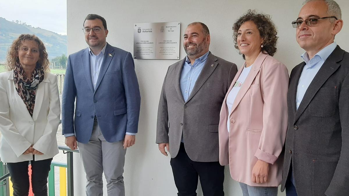 Por la izquierda, Eva Ledo, Adrián Barbón, Saúl Bastián, Yolanda García y Julio Vallaure, ante el cartel de "Los Cuscurrusquinos"