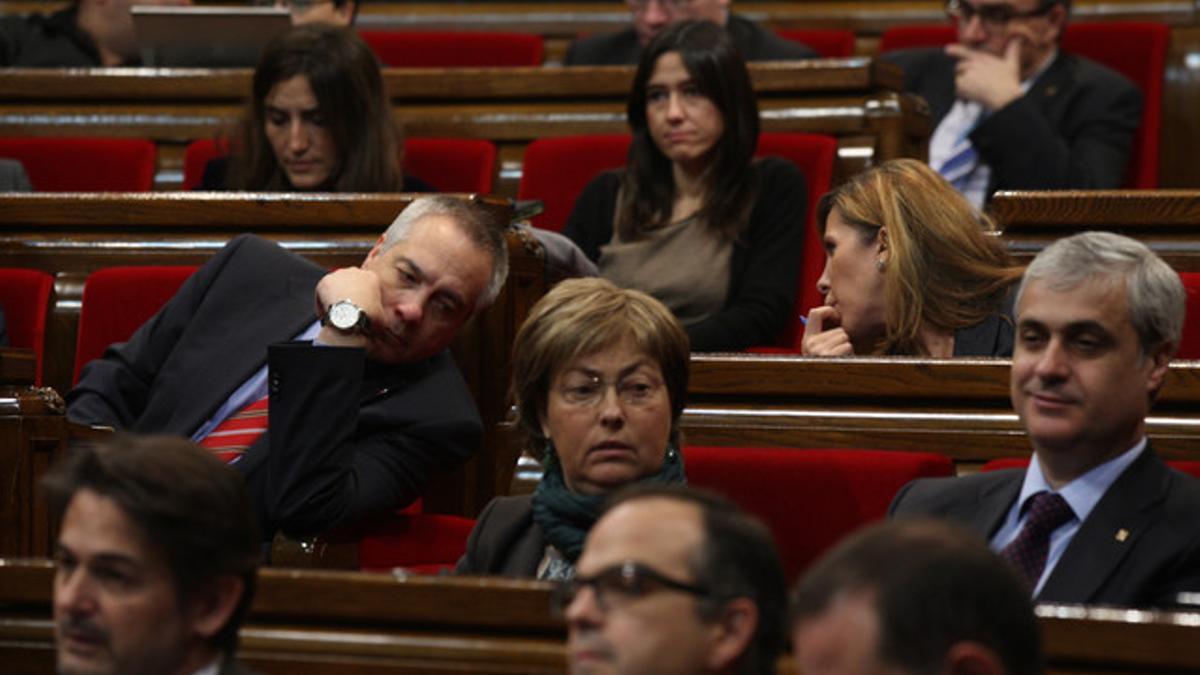 Pere Navarro y Alicia Sánchez Camacho hablan en el Parlament.