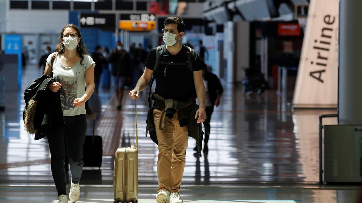 Una pareja camina por el aeropuerto de Roma Fiumicino.