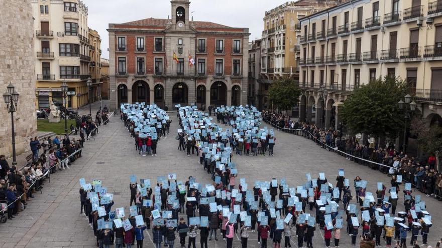 Alumnado del colegio Medalla Milagrosa durante el Día de la Paz en la Plaza Mayor de Zamora.