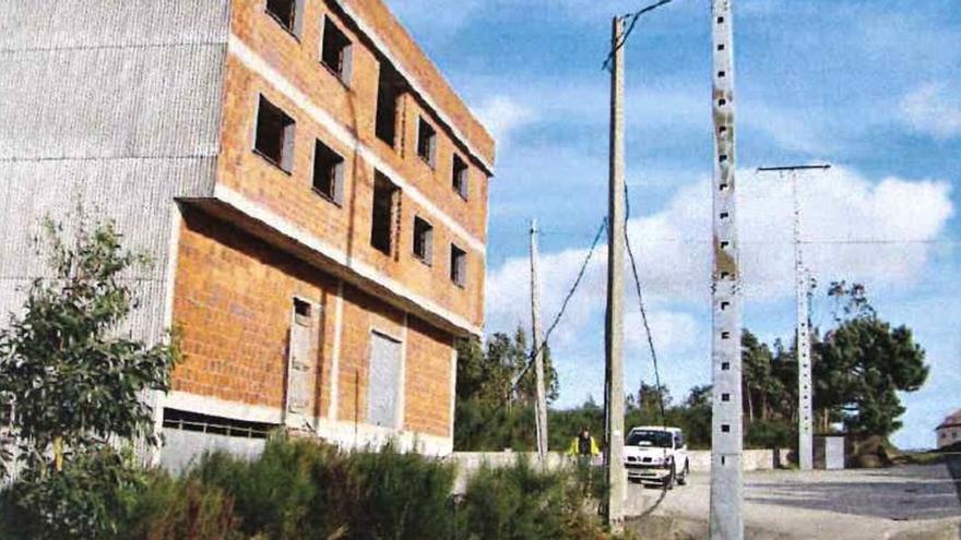 Edificio de vivendas que fue demolido el pasado mes de junio en el municipio de Camariñas por haber sido construido en suelo rústico / aplu