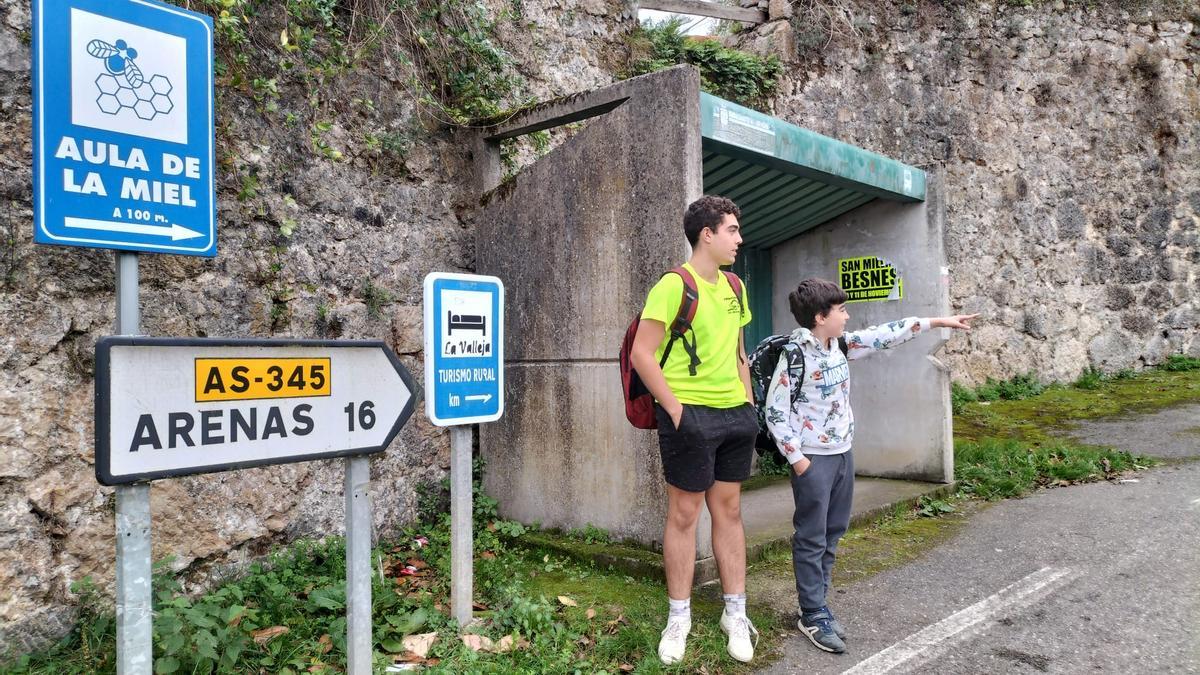 Alumnos del Colegio Público Las Arenas esperando el transporte escolar en Alles, Peñamellera Alta