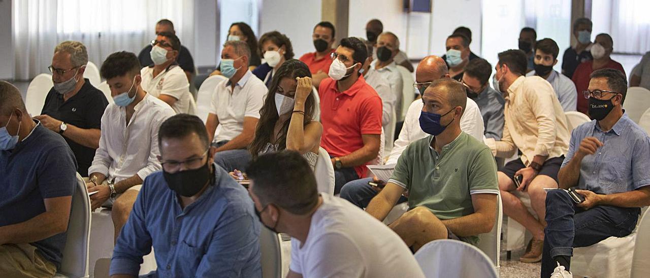 Algunos de los asistentes a la asamblea de comerciantes celebrada ayer en Alginet. | PERALES IBORRA