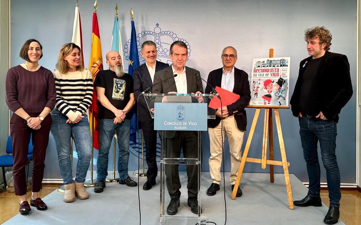 Caballero y los responsables de la Asociación Veciñal Casco Vello durante la presentación de la Reconquista de Vigo 2024.