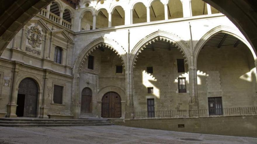 La fachada principal del Ayuntamiento de Alcañiz.