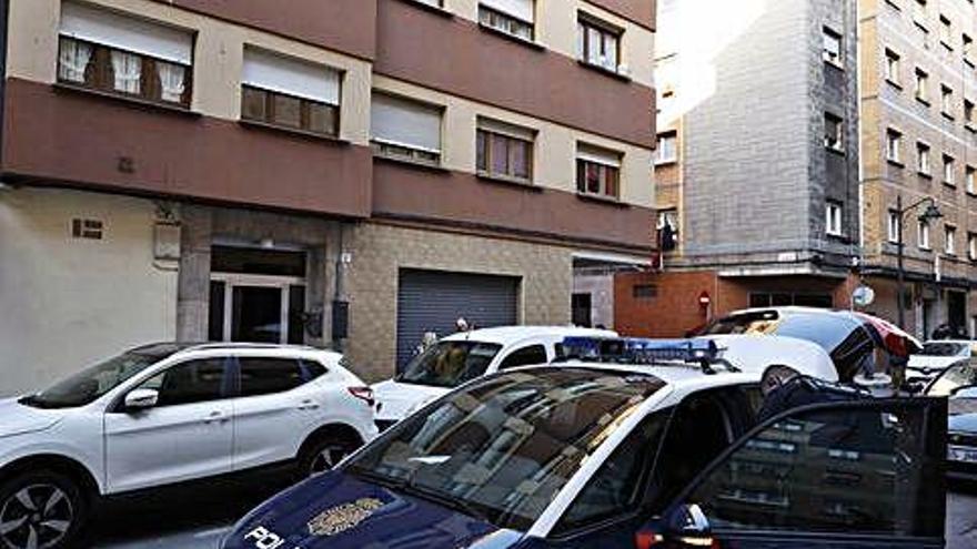 Un coche de policía frente al edificio donde se cometió el crimen.