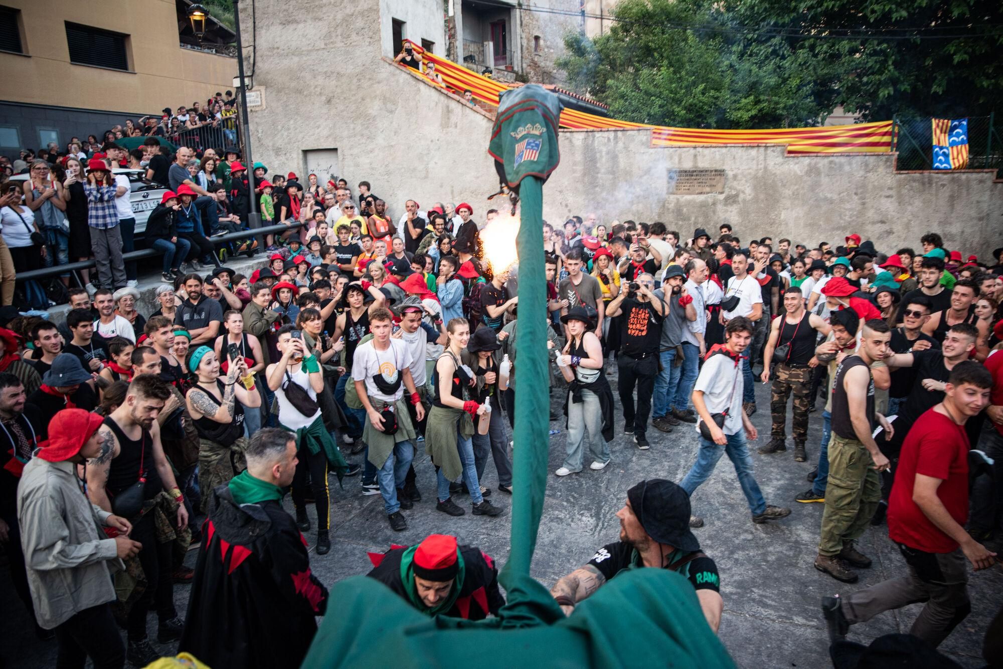 Les millors fotos dels primers salts del passacarrers de la Patum 2025