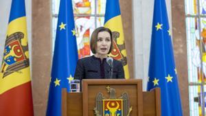 La presidenta de Moldavia, Maia Sandu, asiste a una conferencia de prensa conjunta con el presidente del Parlamento, Igor Grosu, y el candidato a primer ministro, Dorin Recean, en el edificio presidencial en Chisinau, el 10 de febrero de 2023. 