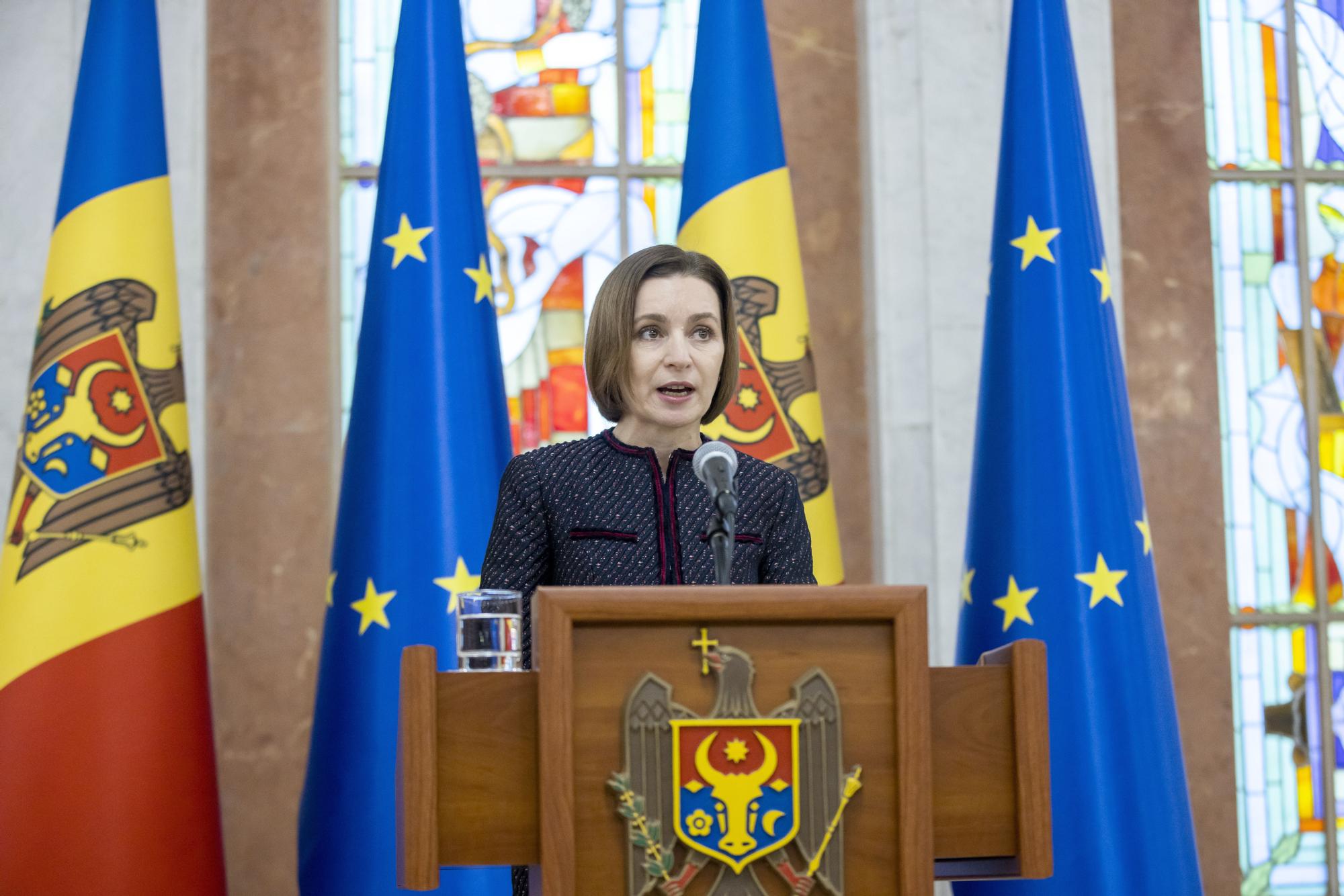 La de Moldavia, Maia Sandu, asiste a una conferencia de prensa conjunta con el presidente del Parlamento, Igor Grosu, y el candidato a primer ministro, Dorin Recean, en el edificio presidencial en Chisinau, el 10 de febrero de 2023.